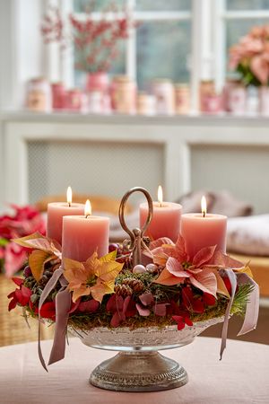 Adventskranz mit geschnittenen Weihnachtssternen, Moos, Zapfen, Kugeln, Eukalyptus, Tannengrün und Kerzen auf Vintage Tortenhalter