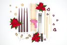 Materialien für DIY Advents-Stern sind Rundhölzer, eine Feinsäge, eine Gehrungsschneidlade, eine Heißklebepistole, eine Schere, Stabkerzen und Kerzenhalter, Weihnachtssterne, kleine Sterne und Herzen.