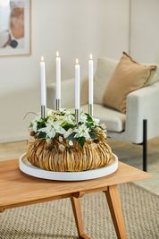 DIY Advent wreath of water hyacinth leaves with white candles and poinsettias 