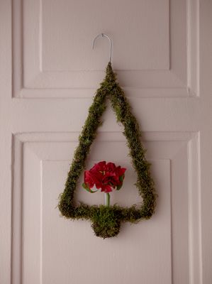 Tannenbaum aus Kleiderbügel mit rotem Weihnachtsstern als Upcycling Hängedekoration 