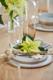 Place setting with poinsettia, poppyhead, Bunny Tail grass and wooden snowflake